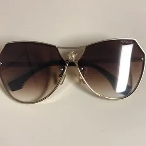 Authentic Versace Gold 20030 Light Dark Sunglasses with case m_64b7bfdf2fbf1aa6c3284342.jpg main image 4